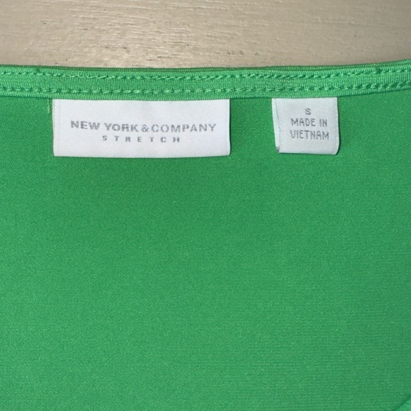 New York & Company Emerald Green Sleeveless Ruched Top Size Small - Picture 8 of 9